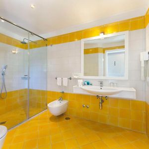 Suite con letto king size in edificio annesso